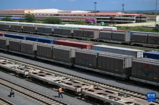 5月31日，在蒙內鐵路內羅畢站到發(fā)場，鐵路工人在鐵道旁巡檢。新華社記者 楊光 攝