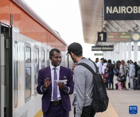 5月31日，在蒙內鐵路內羅畢站，乘務員為乘客檢票。新華社記者 李亞輝 攝