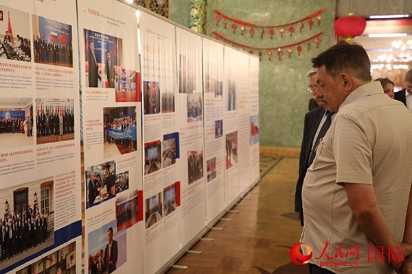 與會嘉賓參觀中俄科技創(chuàng)新合作圖片展。人民網(wǎng)記者 肖新新攝