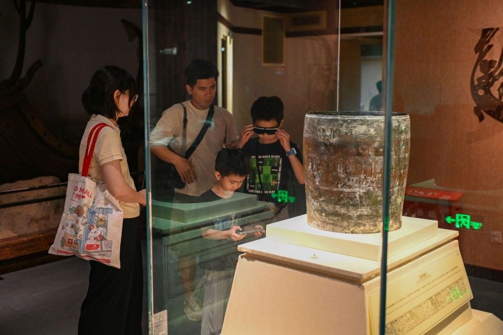 △2025年5月18日，游客在廣東廣州南越王博物院（王墓展區(qū)）體驗AR眼鏡智慧導覽服務。