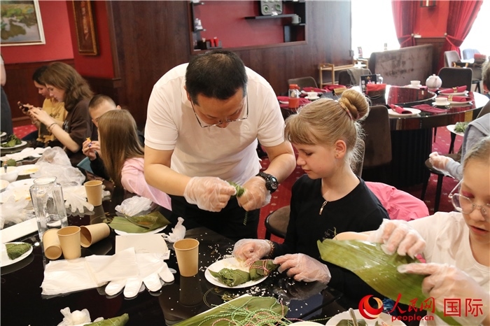 烏克蘭兒童學(xué)習(xí)體驗(yàn)包粽子。人民網(wǎng)記者蔡子暢攝