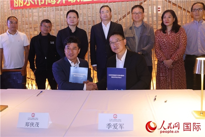 浙江省青田華僑實(shí)驗(yàn)高級(jí)中學(xué)與巴西里約中國國際學(xué)校在座談會(huì)上締結(jié)為友好學(xué)校，青田縣人民政府僑務(wù)辦公室主任季愛軍和擔(dān)任巴西里約中國國際學(xué)校董事長的鄭俠茂作為代表簽署協(xié)議。 人民網(wǎng)記者 時(shí)元皓攝