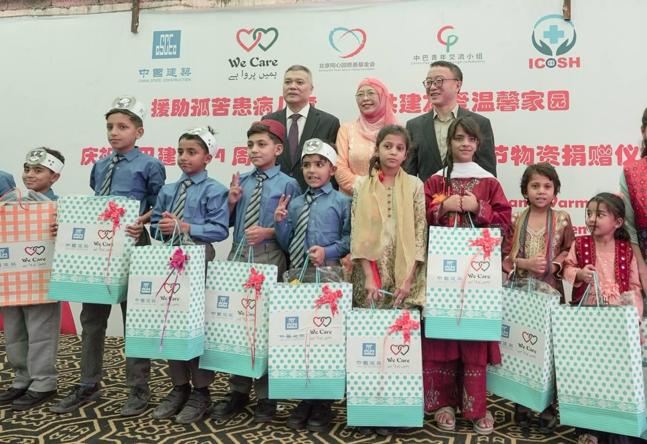 受捐孤兒在儀式上合影留念。瓦加斯·阿赫邁德攝