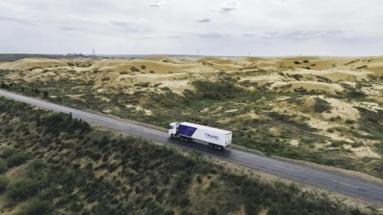 主線科技智能卡車行駛在路上。